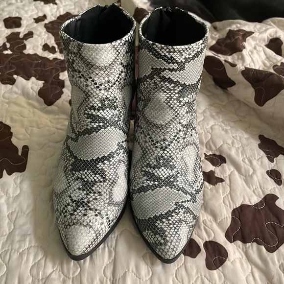 Heeled booties snake print - Picture 3 of 3